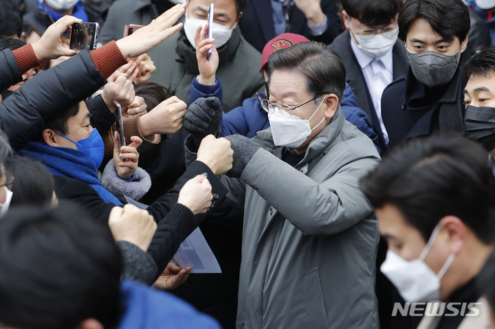 [남양주=뉴시스] 최동준 기자 = 이재명 더불어민주당 대선 후보가 25일 경기 남양주시 다산선형공원을 방문해 시민들과 인사하고 있다. 2022.01.25. photocdj@newsis.com