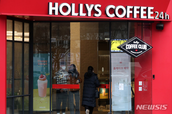 [서울=뉴시스] 백동현 기자 = 사진은 25일 오후 서울 강남구 할리스 매장 모습. 2022.01.25. livertrent@newsis.com