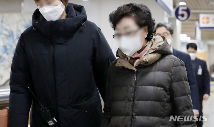 [서울=뉴시스] 이영환 기자 = 불법 요양병원을 운영하며 수십억원대 요양급여를 부정수급한 혐의로 재판을 받고 있는 윤석열 국민의힘 대선 후보의 장모 최모씨가 25일 서울 서초구 서울고법에서 열린 항소심 선고공판에 출석하고 있다. 2022.01.25. 20hwan@newsis.com
