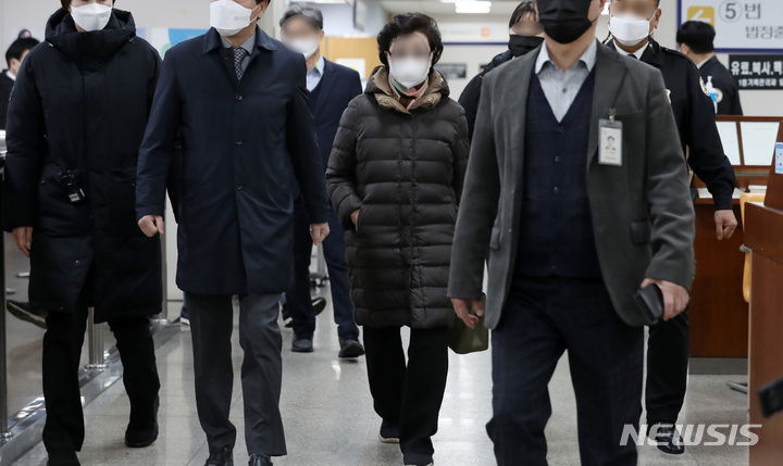 [서울=뉴시스] 이영환 기자 = 불법 요양병원을 운영하며 수십억원대 요양급여를 부정수급한 혐의로 재판을 받고 있는 윤석열 국민의힘 대선 후보의 장모 최모씨가 25일 서울 서초구 서울고법에서 열린 항소심 선고공판에 출석하고 있다. 2022.01.25. 20hwan@newsis.com