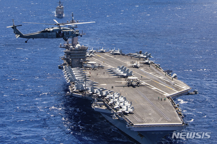 [AP/뉴시스]지난 2018년 7월26일 하와이 앞바다에서 열린 환태평양 환태평양 해역 훈련에 참가하고 있는 미 항공모함 칼빈슨호의 모습. 미 해군이 지난 24일 정기 작전 중 미 항모 칼빈손호에 충격 후 남중국해에 추락한 F-35C 최신예 스텔스 전투기를 중국이 찾아내기 전 더 빨리 회수하기 위해 비상이 걸렸다고 CNN이 26일 보도했다. 2022.1.26