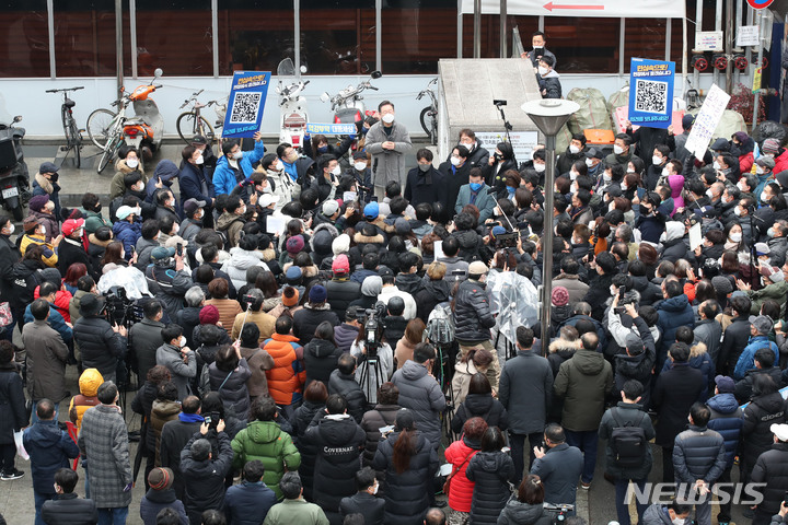 [하남=뉴시스] 국회사진기자단 = 이재명 더불어민주당 대선 후보가 25일 경기 하남시 신장시장을 방문해 연설하고 있다. 2022.01.25. photo@newsis.com