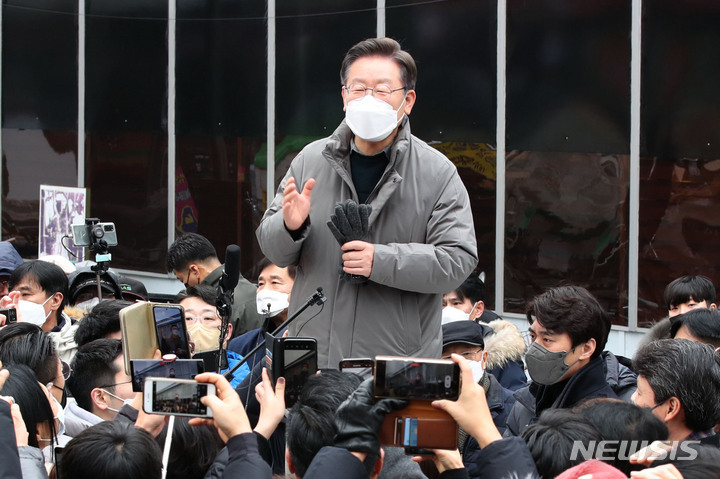 [하남=뉴시스] 국회사진기자단 = 이재명 더불어민주당 대선 후보가 25일 경기 하남시 신장시장을 방문해 연설하고 있다. 2022.01.25. photo@newsis.com