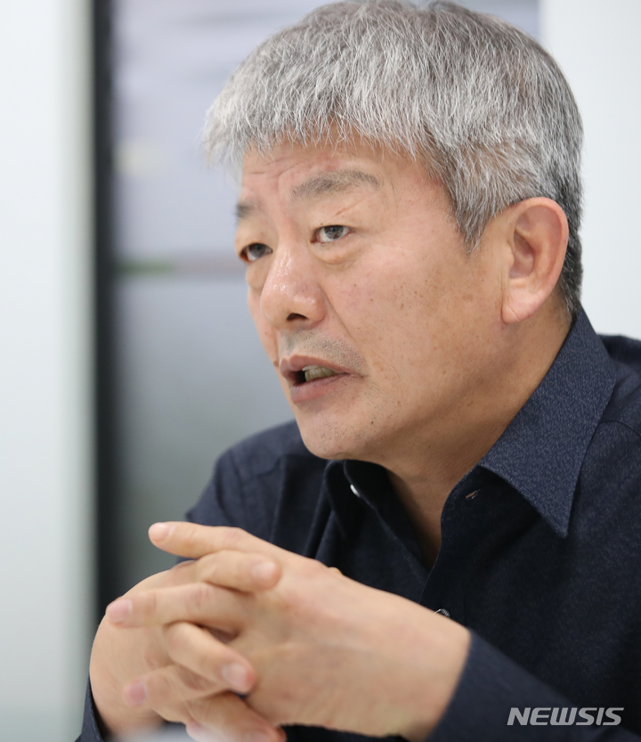 [서울=뉴시스] 조수정 기자 = 최근 한화와의 기술유용 관련 소송 항소심에서 부분 승소한 에스제이이노테크 정형찬 대표이사가 24일 서울 강서구 경청 사무실에서 뉴시스와 인터뷰 하고 있다. 2022.01.27. chocrystal@newsis.com