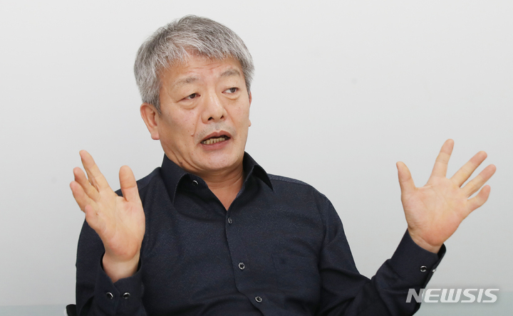 [서울=뉴시스] 조수정 기자 = 최근 한화와의 기술유용 관련 소송 항소심에서 부분 승소한 에스제이이노테크 정형찬 대표이사가 24일 서울 강서구 경청 사무실에서 뉴시스와 인터뷰 하고 있다. 2022.01.27. chocrystal@newsis.com