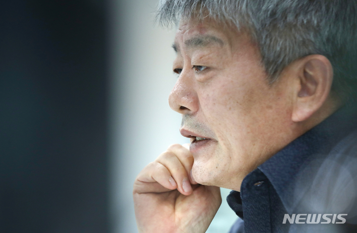 [서울=뉴시스] 조수정 기자 = 최근 한화와의 기술유용 관련 소송 항소심에서 부분 승소한 에스제이이노테크 정형찬 대표이사가 24일 서울 강서구 경청 사무실에서 뉴시스와 인터뷰 하고 있다. 2022.01.27. chocrystal@newsis.com