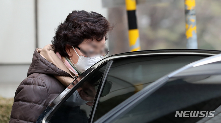 [서울=뉴시스] 이영환 기자 = 불법 요양병원을 운영하며 수십억원대 요양급여를 부정수급한 혐의로 재판을 받고 있는 윤석열 국민의힘 대선 후보의 장모 최모씨가 25일 서울 서초구 서울고법에서 열린 항소심 선고공판을 마친 후 차량에 탑승하고 있다. 서울고법 형사5부(부장판사 윤강열)는 특정경제범죄 가중처벌 등에 관한 법률 위반(사기 등) 혐의로 기소된 최모(74)씨에게 1심 유죄 판단을 뒤집고 무죄를 선고했다. 재판부는 "피고인이 이 사건 병원을 운영했다는 범행이 인정되지 않는다"며 "동업자들과 공모해 건보공단을 기망했다는 범행이 인정되지 않는다. 범죄 증명이 없다"고 판단했다. 2022.01.25. 20hwan@newsis.com