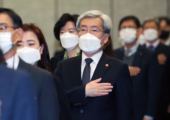 [서울=뉴시스] 고승범 금융위원장이 25일 서울 중구 은행회관 국제회의실에서 2022년 금융발전심의회 전체회의에 참석해 국민의례를 하고 있다. (사진=금융위원회 제공) 2022.01.25. photo@newsis.com *재판매 및 DB 금지