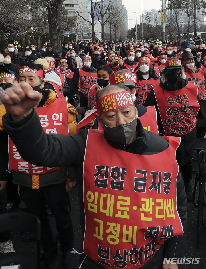 [서울=뉴시스] 최진석 기자 = 코로나 피해 자영업 총연대 회원들이 25일 오후 서울 여의도 국회 인근에서 열린 '299인 릴레이 삭발식'에서 실질 보상 촉구 구호를 외치고 있다. 2022.01.25. myjs@newsis.com