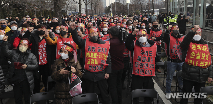 [서울=뉴시스] 최진석 기자 = 코로나 피해 자영업 총연대 회원들이 25일 오후 서울 여의도 국회 인근에서 열린 '299인 릴레이 삭발식'에서 실질 보상 촉구 구호를 외치고 있다. 2022.01.25. myjs@newsis.com