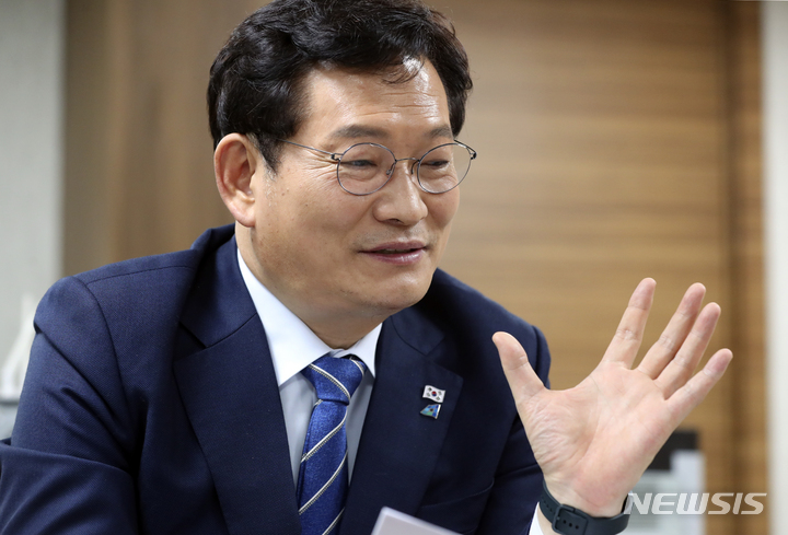 [서울=뉴시스] 최진석 기자 = 송영길 더불어민주당 대표가 25일 서울 여의도 더불어민주당 중앙당사에서 뉴시스와 인터뷰를 하고 있다. 2022.01.26. myjs@newsis.com