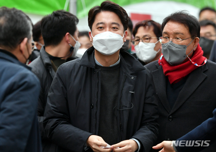 [광주=뉴시스] 류형근 기자 = 광주 서구 화정동 현대산업개발 신축 아파트 붕괴 사고 15일째인 25일 오후 국민의힘 이준석 대표가 붕괴피해자가족협의회를 만나기 위해 이동하고 있다. 2022.01.25. hgryu77@newsis.com