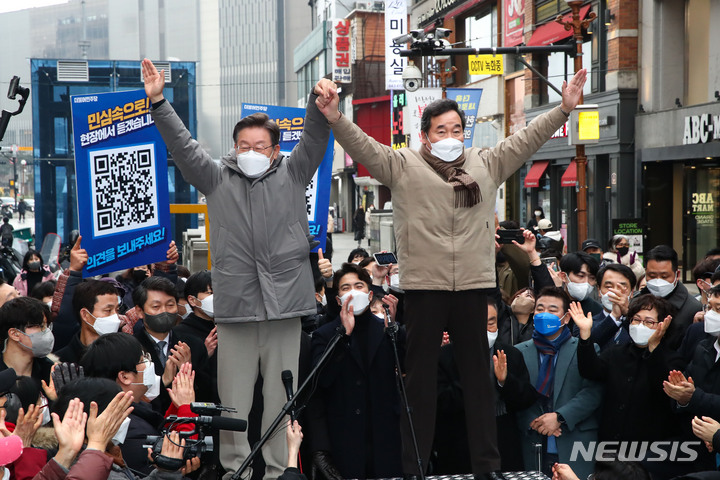 [의정부=뉴시스] 국회사진기자단 = 이재명 더불어민주당 대선 후보가 25일 경기 의정부시 행복로 시민광장을 방문해 이낙연 전 대표와 인사하고 있다. 2022.01.25. photo@newsis.com