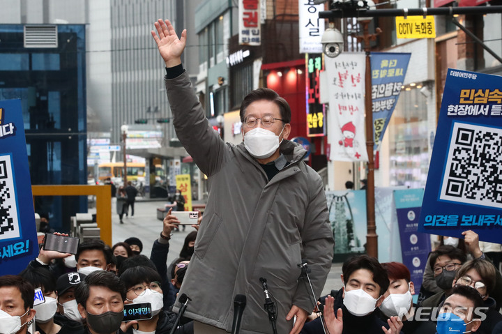 [의정부=뉴시스] 국회사진기자단 = 이재명 더불어민주당 대선 후보가 25일 경기 의정부시 행복로 시민광장을 방문해 연설하고 있다. 2022.01.25. photo@newsis.com