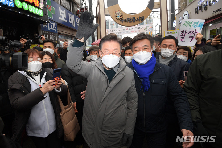 [구리=뉴시스] 국회사진기자단 = 이재명 더불어민주당 대선 후보가 25일 경기 구리전통시장을 방문해 윤호중 원내대표와 시민들과 인사하고 있다. 2022.01.25. photo@newsis.com