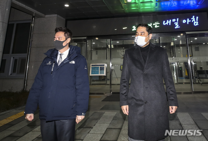 [서울=뉴시스] 정병혁 기자 = 조국 조국혁신당 대표의 아들을 명예훼손한 혐의를 받는 강용석 변호사와 김세의 가로세로연구소(가세연) 대표가 불구속 상태로 재판에 넘겨졌다. 사진은 김 대표(왼쪽)와 강 변호사(오른쪽). 2026.05.01 jhope@newsis.com