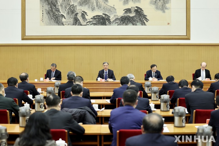 [베이징=신화/뉴시스] 25일 중국 베이징에서 열린 대만공작회의에서 왕양 공산당 중앙정치국 상무위원 겸 인민정치협상회의(정협) 주석(왼쪽에서 두번째)이 발언하고 있다.&nbsp; 2022.01.25 