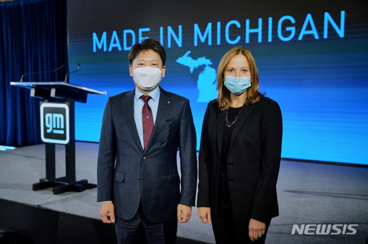 [서울=뉴시스]LG에너지솔루션 자동차전지사업부장 김동명 부사장이 25일(현지시간) 미국 미시간 주의회 건물에서 열린 ‘LG에너지솔루션-GM 제3 합작공장’ 투자 발표 행사에서 기념 촬영을 하고 있다. (이미지=LG에너지솔루션 제공)