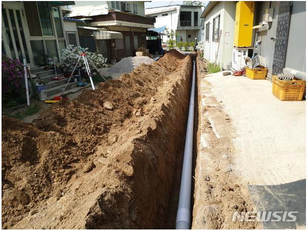 [광주(경기)=뉴시스]경기 광주시가 신규 공공 오수관로 오수받이 직접 일괄 시공을 추진한다. 사진은 지역내 오수관로 공사 현장