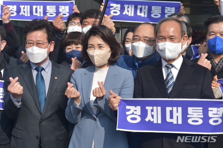 [진주=뉴시스] 정경규 기자 = 26일 더불어민주당 이재명 대선후보 부인인 김혜경씨가 경남 진주 한국실크연구원을 찾아 참석자들과 기념촬영후 사랑의 하트를 날리고 날리고있다.2022.01.26. jkgyu@newsis.com