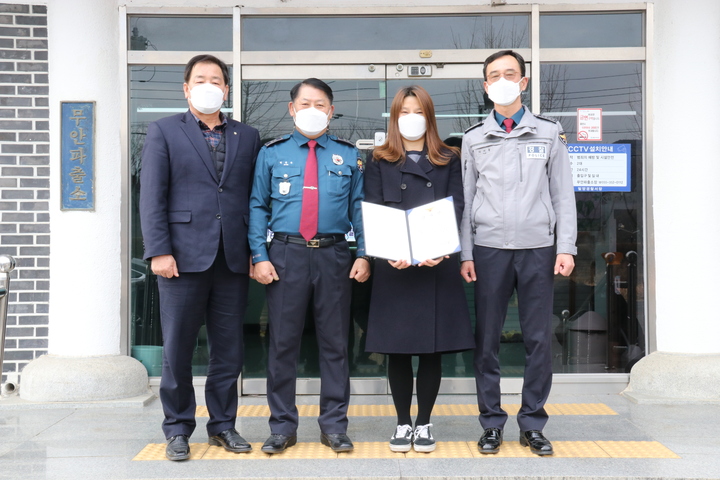 전화 금융사기 유공자에게 감사장을 전달했다. 사진 왼쪽부터 박위규 조합장, 변종록 소장, 윤모씨. 탁차돌 서장. *재판매 및 DB 금지