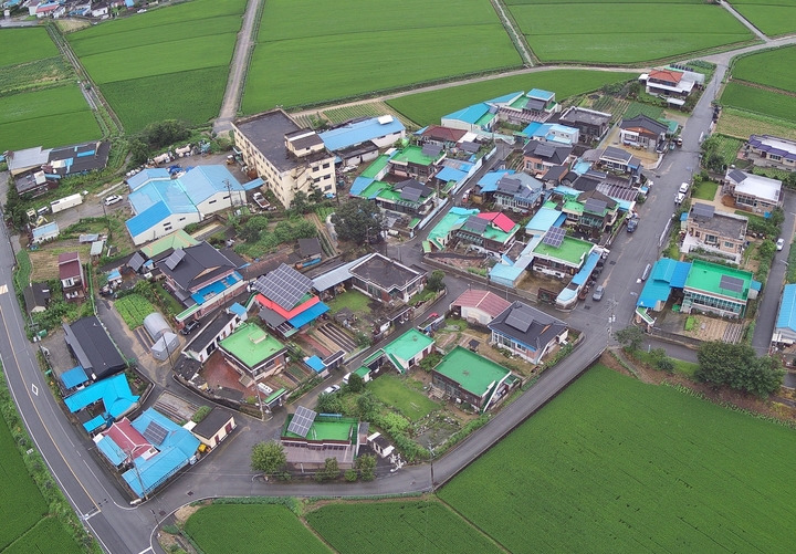 [진천=뉴시스] 태양광시설 설치된 진천읍 하덕마을. (사진=진천군 제공) photo@newsis.com *재판매 및 DB 금지