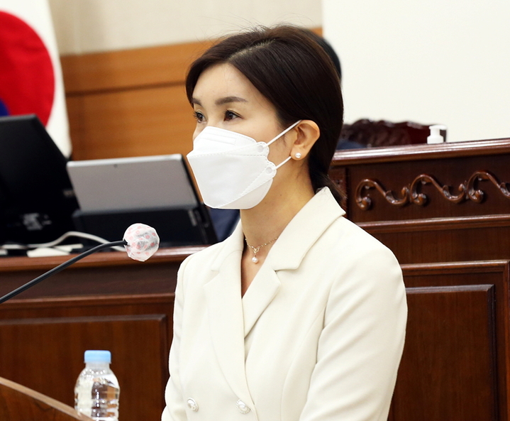 [대전=뉴시스] 조명휘 기자 = 인미동(더불어민주당·나선거구) 대전 유성구의원이 26일 제254회 임시회 제2차 본회의 5분발언을 통해 복합문화공간 조성을 촉구하고 있다. (사진= 유성구의회 제공) 2022.01.26. photo@newsis.com *재판매 및 DB 금지