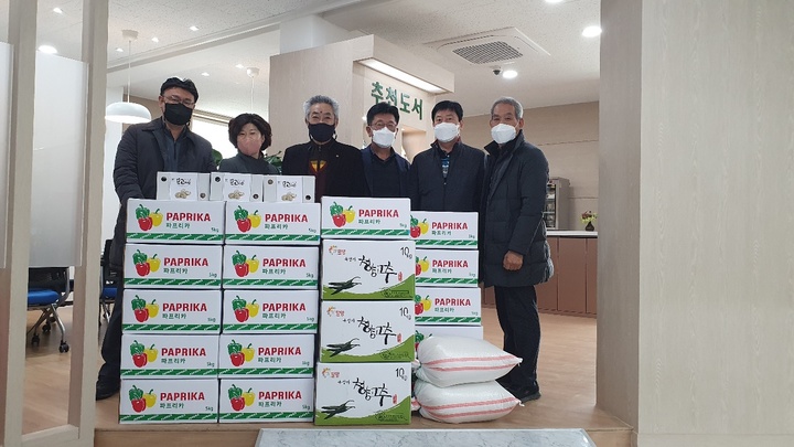 설맞이 농산물 판매행사. 사진 왼쪽 세 번째 김종문 전 일산동주민자치위원장, 네 번째 박정기 초동면장. *재판매 및 DB 금지