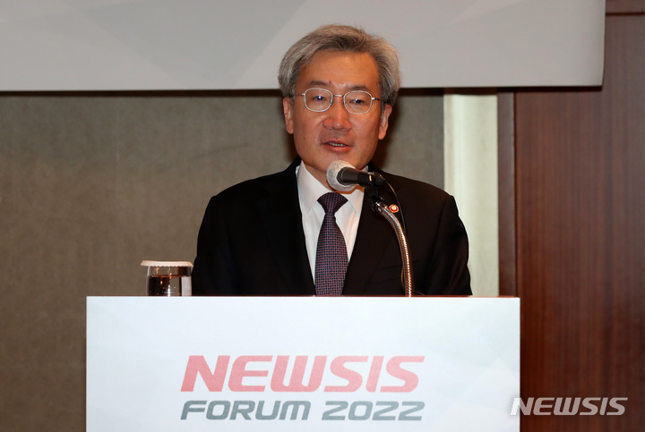 [서울=뉴시스] 이영환 기자 = 고승범 금융위원장이 26일 오전 서울 중구 롯데호텔서울 사파이어볼룸에서 열린 2022 뉴시스 금융포럼 '2022년 금융정책 방향'에 참석해 특별강연을 하고 있다. 2022.01.26. 20hwan@newsis.com