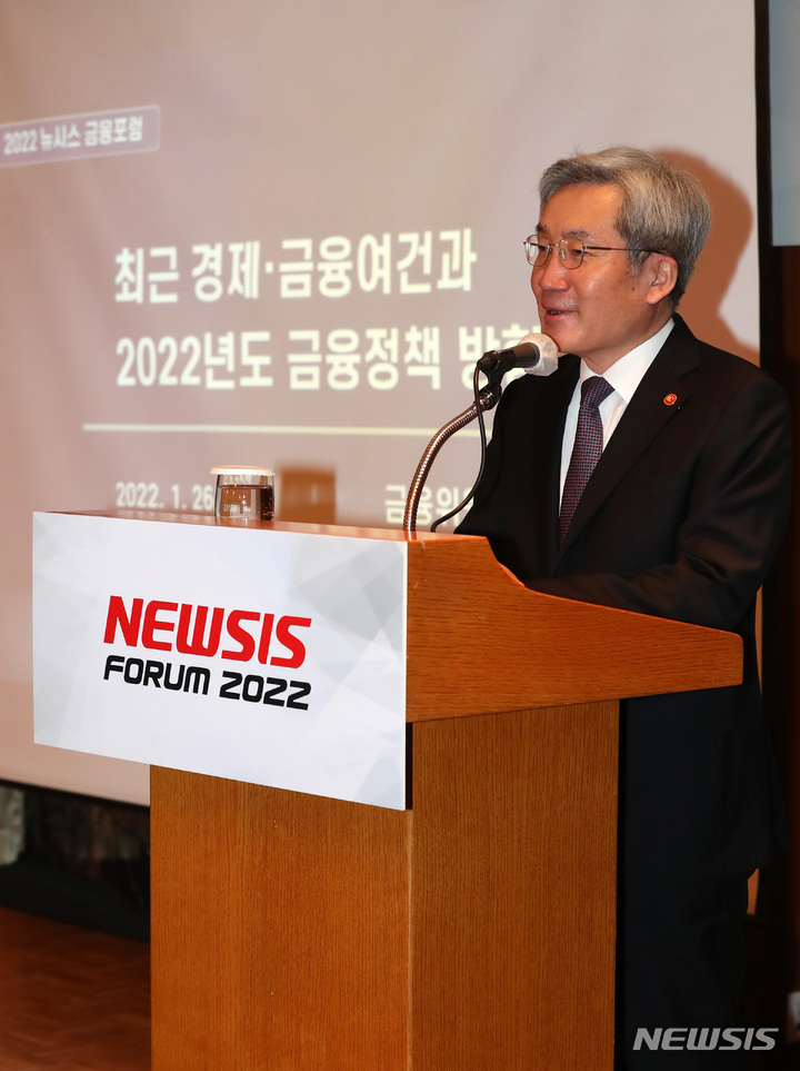 [서울=뉴시스] 이영환 기자 = 고승범 금융위원장이 26일 오전 서울 중구 롯데호텔서울 사파이어볼룸에서 열린 2022 뉴시스 금융포럼 '2022년 금융정책 방향'에 참석해 특별강연을 하고 있다. 2022.01.26. 20hwan@newsis.com
