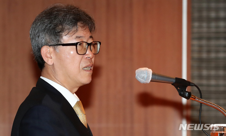 [서울=뉴시스] 이영환 기자 = 김형기 뉴시스 대표이사 사장이 26일 오전 서울 중구 롯데호텔서울 사파이어볼룸에서 열린 2022 뉴시스 금융포럼 '2022년 금융정책 방향'에 참석해 인사말을 하고 있다. 2022.01.26. 20hwan@newsis.com