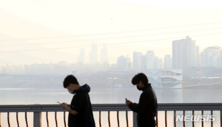 [서울=뉴시스] 조성우 기자 = 수도권 미세먼지가 나쁨 수준을 보인 지난달 26일 오전 서울 서초구 잠수교에서 바라본 서울 도심이 뿌연 모습을 보이고 있다. 2022.01.26. xconfind@newsis.com