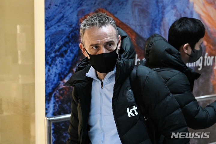 [베이루트(레바논)=뉴시스] 배훈식 기자 = 파울루 벤투 축구 국가대표팀 감독이 26일 오전 레바논 베이루트 국제공항을 통해 입성하고 있다. 대한민국 대표팀은 오는 27일 레바논과 2022 카타르 월드컵 최종예선 경기를 치른다, 2022.01.26. dahora83@newsis.com