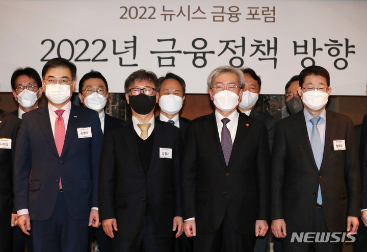 [서울=뉴시스] 이영환 기자 = 김형기 뉴시스 대표이사 사장과 고승범 금융위원장 및 내빈들이 26일 오전 서울 중구 롯데호텔서울 사파이어볼룸에서 열린 2022 뉴시스 금융포럼 '2022년 금융정책 방향'에 참석해 기념촬영을 하고 있다. 2022.01.26. 20hwan@newsis.com