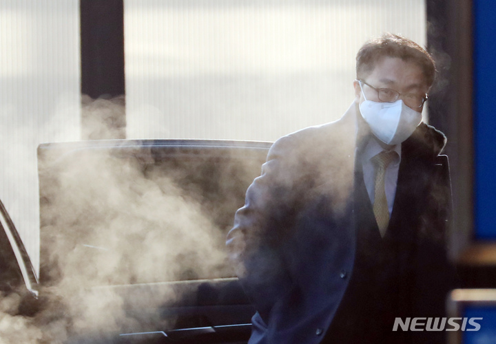 [과천=뉴시스] 고승민 기자 = 김진욱 고위공직자범죄수사처장이 지난 26일 오전 경기도 정부과천청사 공수처로 출근하고 있다. 2022.01.26. kkssmm99@newsis.com
