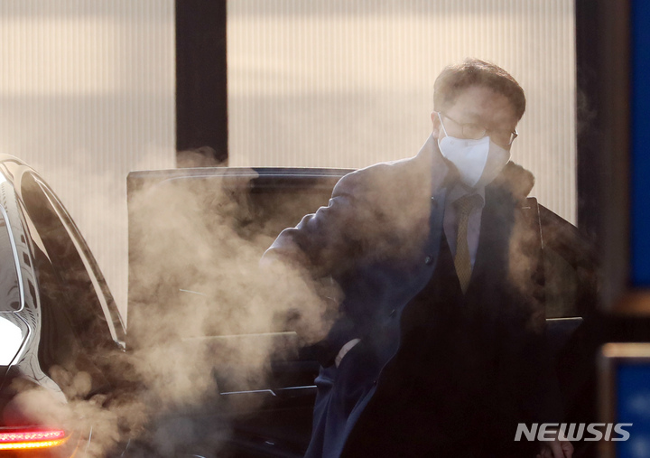 [과천=뉴시스] 고승민 기자 = 김진욱 고위공직자범죄수사처장이 지난 1월 26일 오전 경기도 정부과천청사 공수처로 출근하고 있다. 2022.01.26. kkssmm99@newsis.com