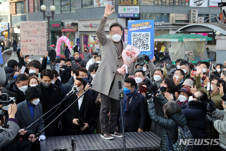 [고양=뉴시스] 국회사진기자단 = 이재명 더불어민주당 대선 후보가 26일 경기 고양시 화정역 문화광장을 방문해 시민들에게 인사하고 있다. 2022.01.26. photo@newsis.com