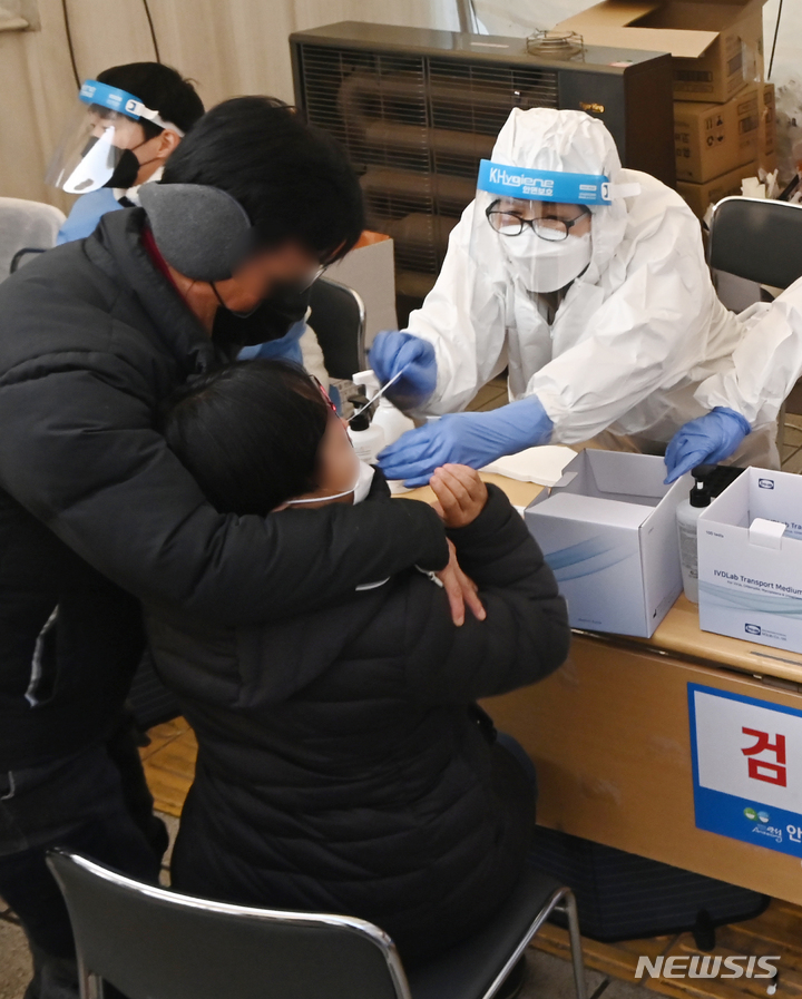 [안성=뉴시스] 김종택기자 = 오미크론 대응 단계 전환이 본격 시행된 26일 오전 경기도 안성시보건소의 선별진료소에서 시민들이 신속항원검사를 받고 있다. 안성을 비롯해 광주, 전남, 평택 등 4개 지역에서는 오늘부터 60세 미만인 경우 자가검사키트로 검사한 뒤 양성이 나오는 경우에만 PCR검사를 받을 수 있다. 2022.01.26.jtk@newsis.com