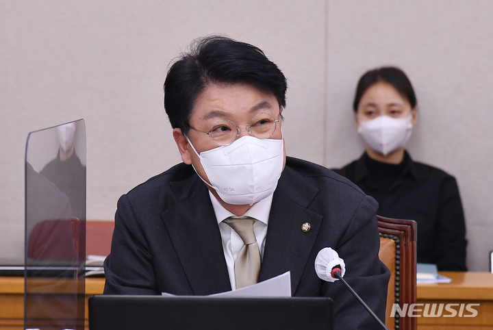 [서울=뉴시스] 김선웅 기자 = 26일 오전 서울 여의도 국회에서 열린 법제사법위원회 전체회의에서 장제원 국민의힘 간사가 의사진행발언을 하고 있다. (공동취재사진) 2022.01.26. photo@newsis.com