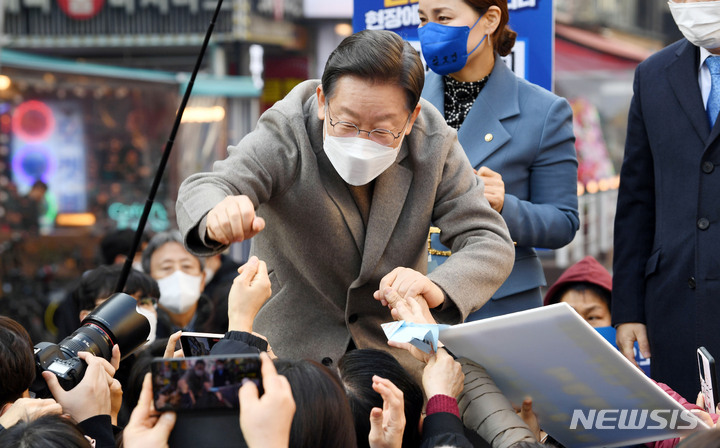 [광명=뉴시스] 국회사진기자단 = 이재명 더불어민주당 대선 후보가 26일 경기 광명시 철산로데오거리를 방문해 시민들과 인사하고 있다. 2022.01.26. photo@newsis.com
