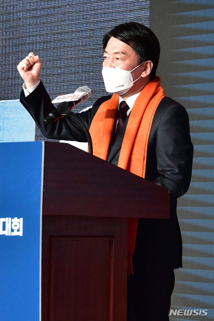 [서울=뉴시스] 국회사진기자단 = 안철수 국민의당 대선 후보가 26일 서울 마포구 서울가든호텔에서 열린 국민의당 대선필승 전국결의대회에서 발언을 하고 있다. 2022.01.26. photo@newsis.com