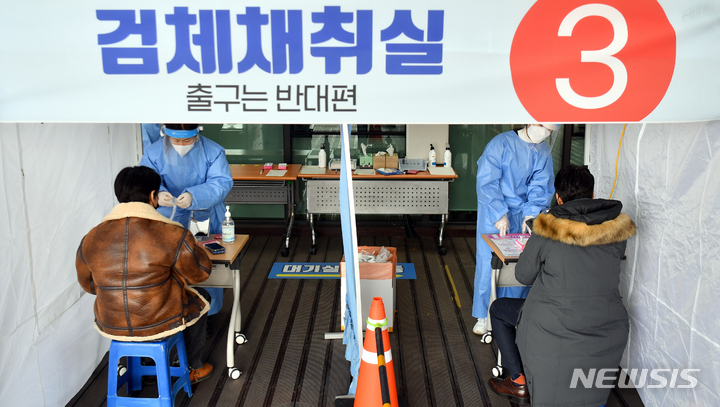 [광주=뉴시스] 류형근 기자 = 코로나19 오미크론 변이바이러스 급증으로 광주지역 검사방식이 고위험군 중심으로 변경된 26일 오전 광주 서구 선별진료소 옆에 설치된 '신속항원검사소'에서 검사자가 자가검사키트를 이용해 스스로 검사 한 뒤 대기하고 있다. 2022.01.26. hgryu77@newsis.com