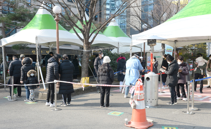 [울산=뉴시스] 배병수 기자 = 코로나19 신규 확진자 수가 13,012명으로 최다를&nbsp; 기록한 26일 울산 남구보건소 임시선별검사소에서 시민들이 검사를 받기 위해 대기하고 있다. 2022.01.26. bbs@newsis.com