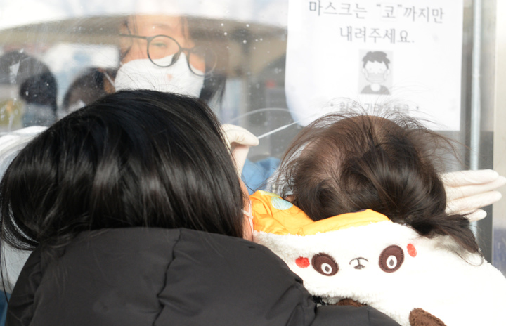 [울산=뉴시스] 배병수 기자 = 코로나19 신규 확진자 수가 13,012명으로 최다를 기록한 26일 울산 남구보건소 임시선별검사소에서 한 어린이가 코로나19 검사를 받고 있다. 2022.01.26. bbs@newsis.com