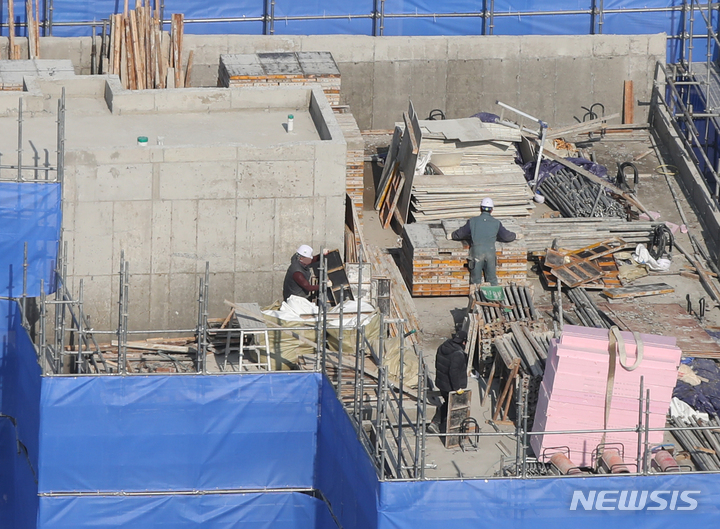 [서울=뉴시스] 조수정 기자 = 중대재해기업 처벌법 시행을 하루 앞둔 26일 오후 서울 시내 한 건설현장에서 한 근로자가 안전모를 쓰지 않고 작업을 하고있다. 2022.01.26. chocrystal@newsis.com