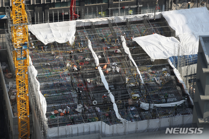 [서울=뉴시스] 조수정 기자 = 지난해 1월26일 오후 서울 시내 한 건설현장에서 근로자들이 작업을 하고 있다. 2022.01.26. chocrystal@newsis.com