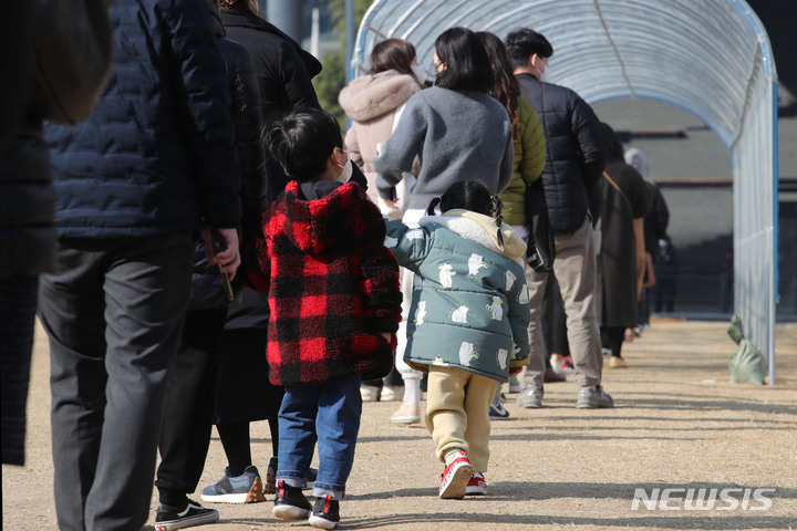 [서울=뉴시스] 권창회 기자 = 코로나19 신규 확진자가 13,012명으로 역대 최다를 기록한 26일 오후 서울 용산구 용산역 광장 임시선별검사소에서 시민들이 검사를 받기 위해 대기하고 있다. 2022.01.26. kch0523@newsis.com