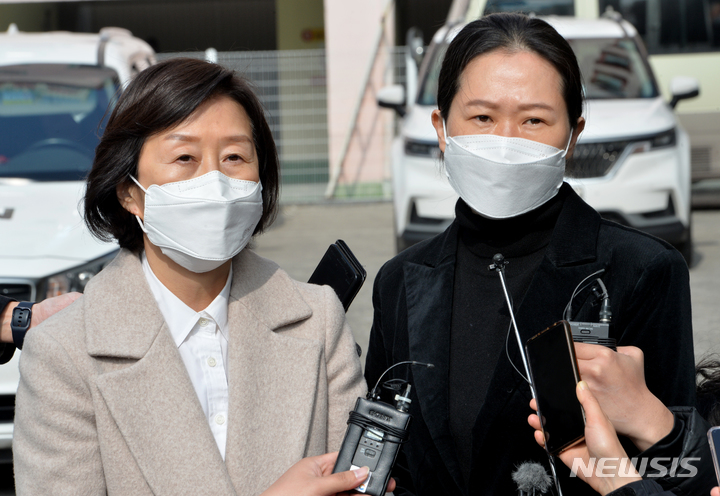 [광주=뉴시스] 신대희 기자 = 안철수 국민의당 대선 후보의 아내 김미경 교수(왼쪽)와 권은희 국민의당 원내대표가 26일 광주 서구 현대산업개발 신축 아파트 붕괴 사고 현장을 찾아 피해자 가족과 면담한 뒤 취재진 질문에 답하고 있다. 2022.01.26. sdhdream@newsis.com