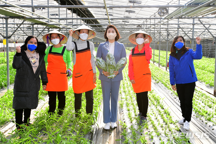 [사천=뉴시스] 차용현 기자 = 더불어민주당 이재명 대선후보 부인 김혜경씨가 26일 오후 경남 사천시 사남면 인근 한 아열대 채소농장을 찾아 농장관계자들과 기념촬영을 하고 있다. 2022.01.26. con@newsis.com