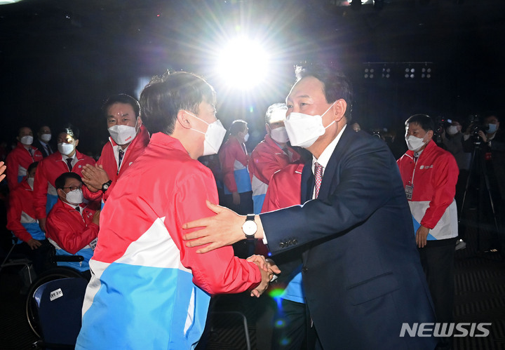 [서울=뉴시스] 국회사진기자단 = 윤석열 국민의힘 대선 후보가 26일 오후 서울 영등포구 중소기업중앙회에서 열린 '우리가 윤석열이다!' 국회의원 및 원외당협위원장 필승 결의대회에서 이준석 대표와 인사하고 있다. 2022.01.26. photo@newsis.com